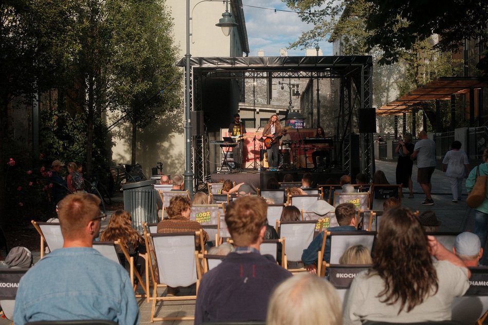 Granie w bramie w Łodzi. Klimatyczny koncert dali Andy birds