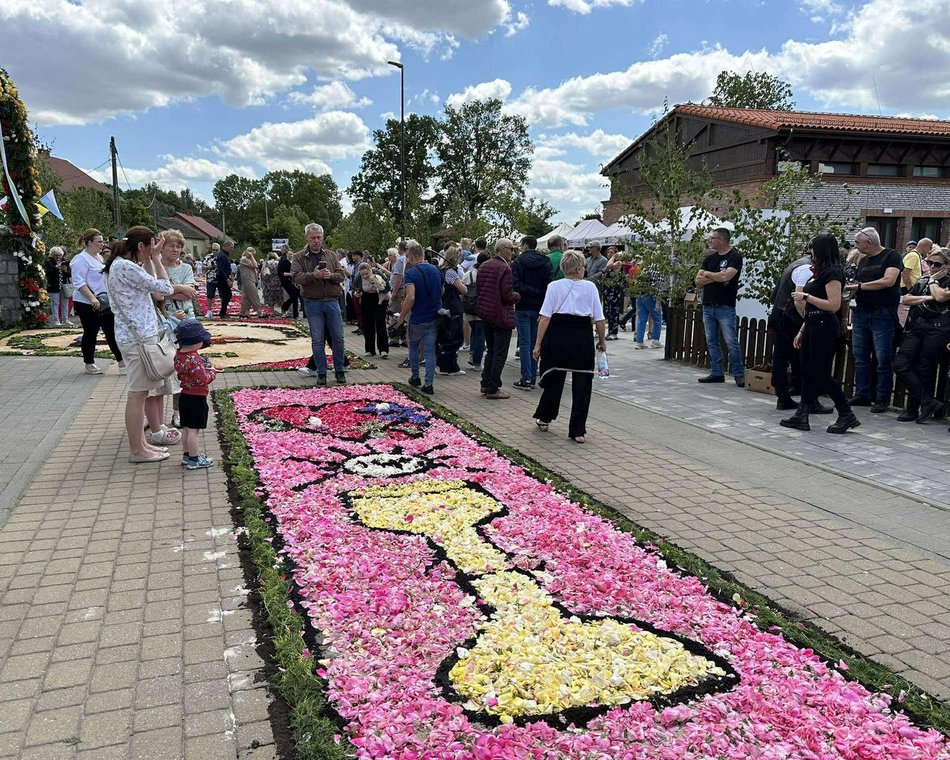 Łódź. Boże Ciało w Łódzkiem. Kwiatowe dywany w Spycimierzu