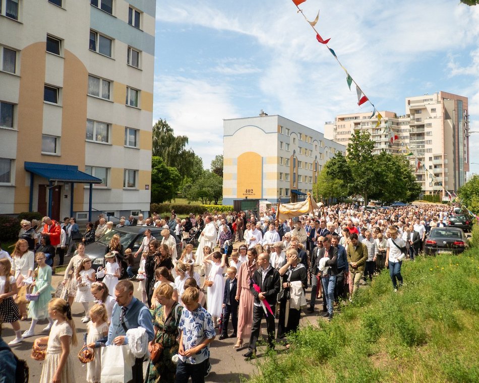 Łódź. Procesja Bożego Ciała na Widzewie w Łodzi. Wierni przeszli ulicami miasta