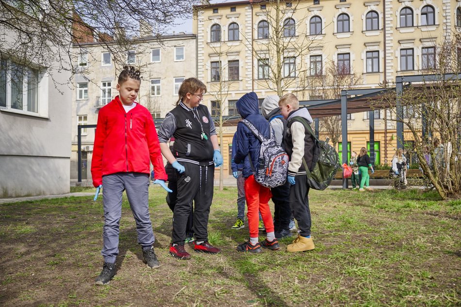 Uczniowie Szkoły Podstawowej nr 70 sprzątają Łódź