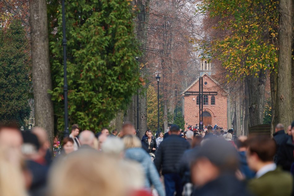 ludzie kwesta cmentarz