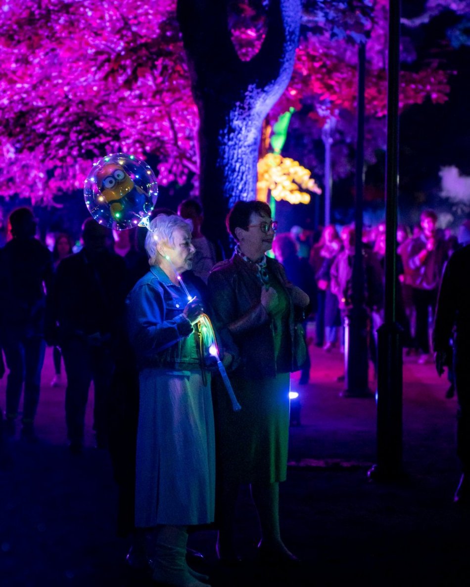 ludzie na festiwalu światła w Łodzi