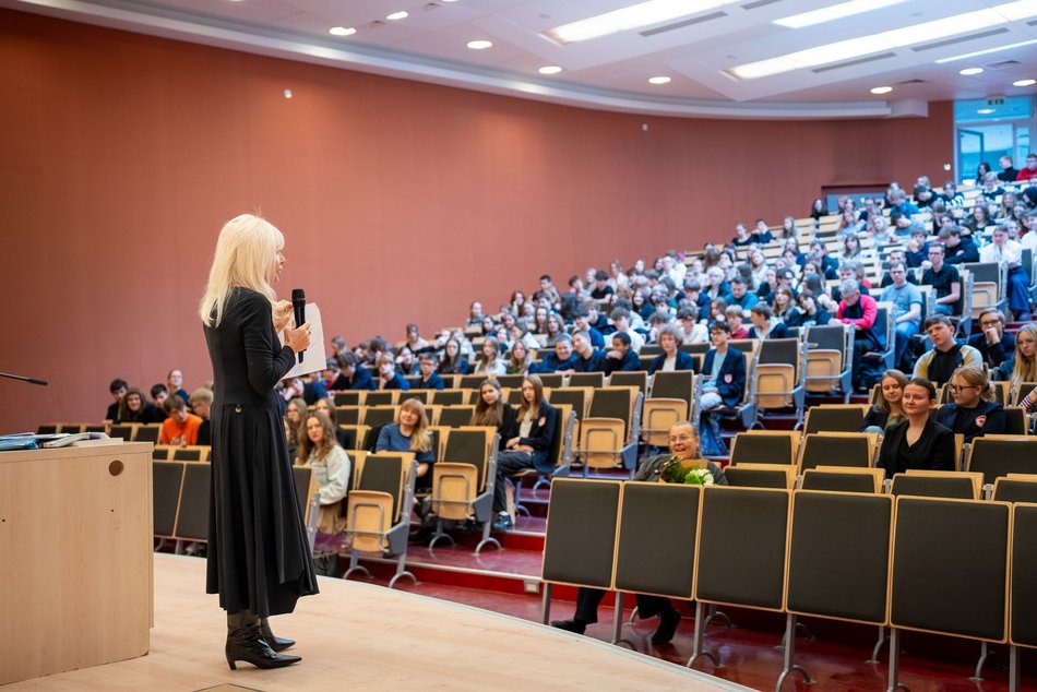 Łódź. Anna Maria Wesołowska na Uniwersytecie Łódzkim. Aula WPiA pękała w szwach