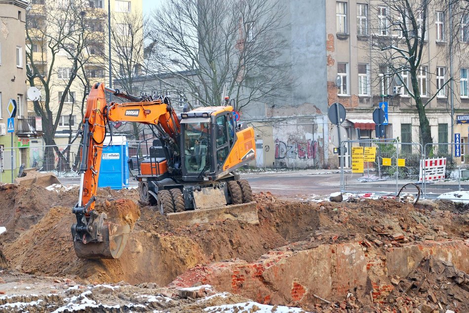 Łódź. Nowe mieszkania miejskie na Bałutach w Łodzi Młynarska 20 koparki i budowa