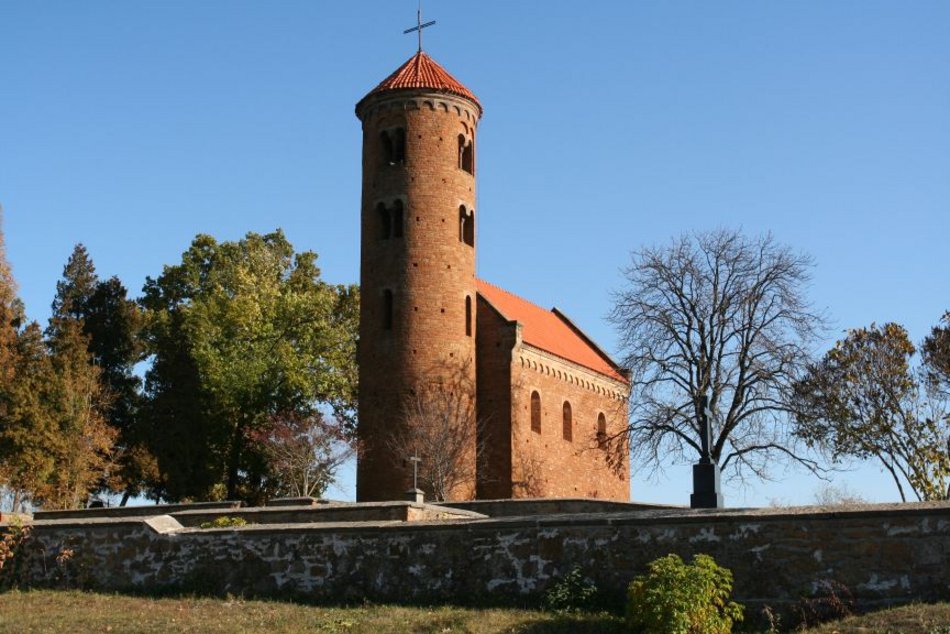 Łódź. TOP 16 atrakcji Spały i okolic. Spływ Pilicą, Niebieskie Źródła, zamek w Inowłodzu