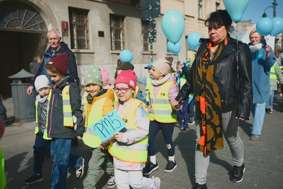 Łódź. Światowy Dzień Autyzmu. Przedszkolaki przemaszerowały Piotrkowską!