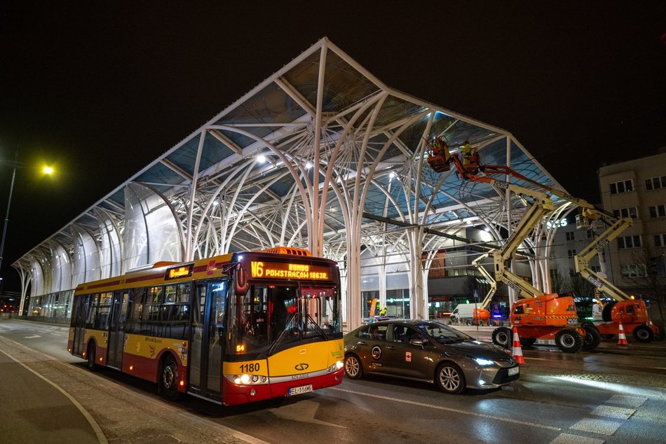 Wielkie sprzątanie Stajni Jednorożców. Przystanek umyty po sam dach!