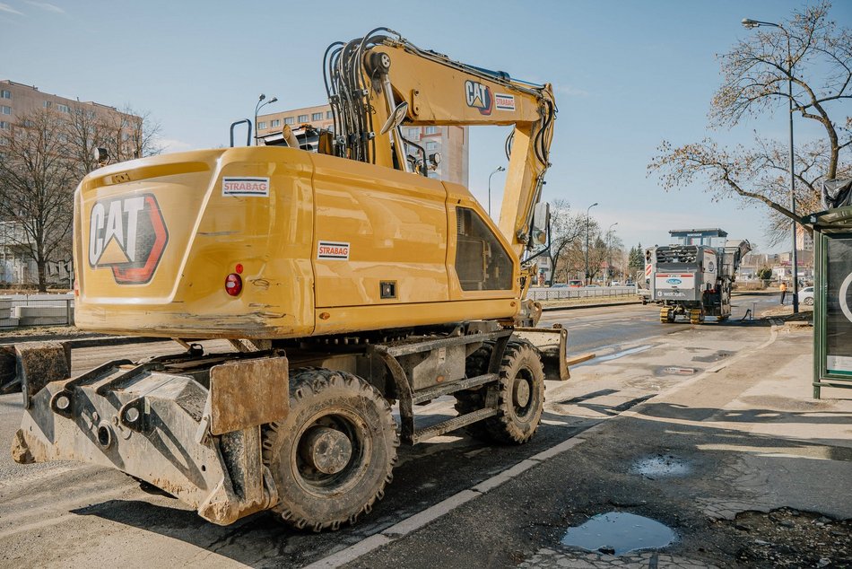 Remont Broniewskiego w Łodzi ruszył pełną parą. Drogowcy pracują nad nowym torowiskiem