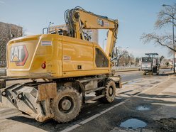 Remont Broniewskiego w Łodzi ruszył pełną parą. Drogowcy pracują nad nowym torowiskiem