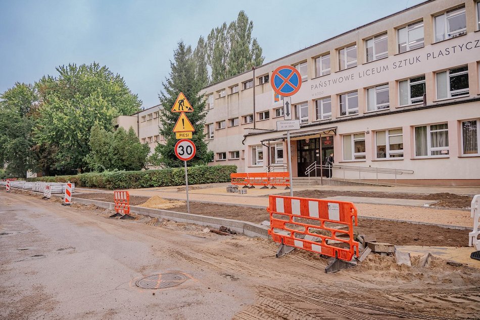 Łódź. Trwa budowa nowej nawierzchni na Gandhiego
