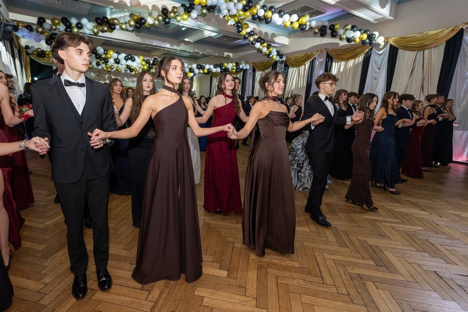 Łódź. Studniówka XXVI LO w Łodzi. Ależ oni zatańczyli... i jak pięknie wyglądali!