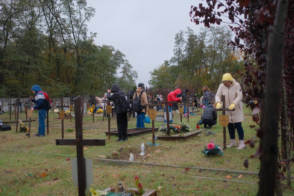 Światełko Pamięci na cmentarzu przy Zakładowej w Łodzi. Wolontariusze zapalili znicze