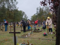 Światełko Pamięci na cmentarzu przy Zakładowej w Łodzi. Wolontariusze zapalili znicze