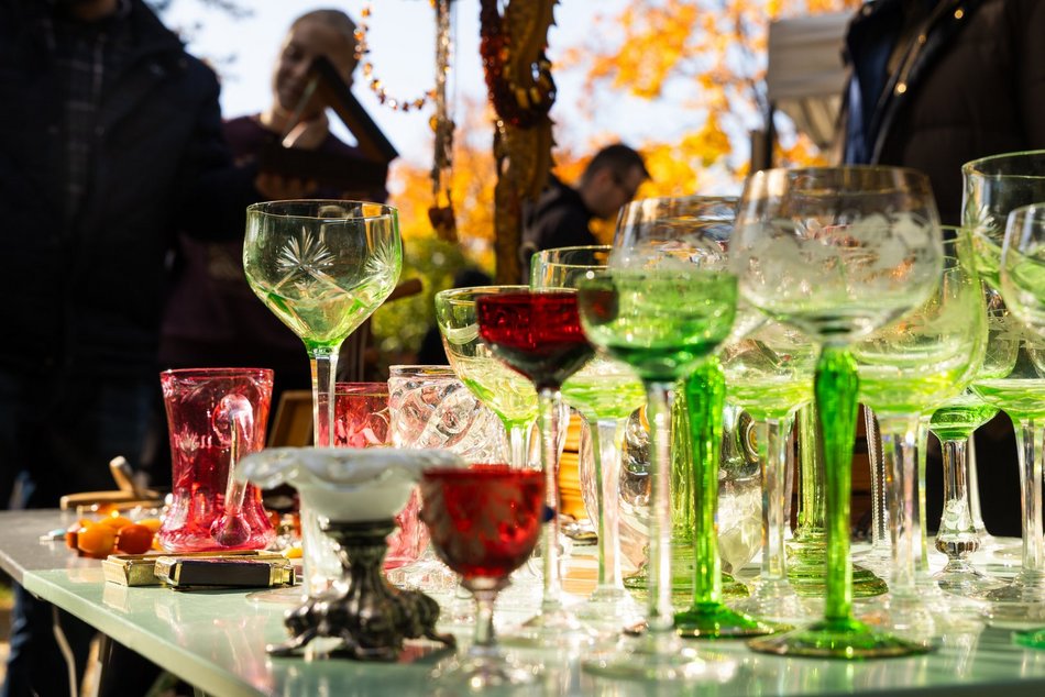 Łódź. Targ Staroci na Księżym Młynie w Łodzi. Rękodzieła, biżuteria, winyle i wiele więcej