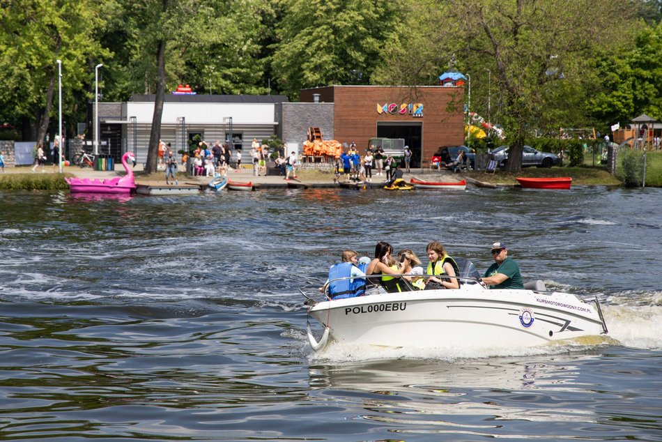 Łódź. Dzień Dziecka w parku na Młynku w Łodzi. Dmuchańce, alpaki i skutery wodne