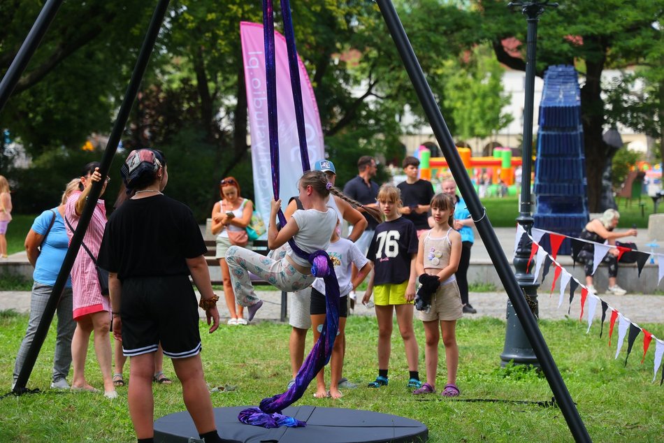 Cyrkowe warsztaty w parku Staromiejskim na 602. Urodzin Łodzi. Szczudła, sztuczki i hula hop!