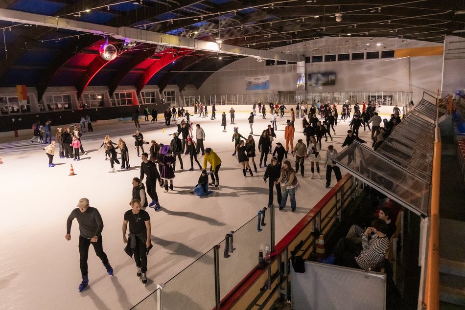 Łódź. Halloween na lodowisku Bombonierka w Łodzi. Królestwo duchów i zjaw na lodzie