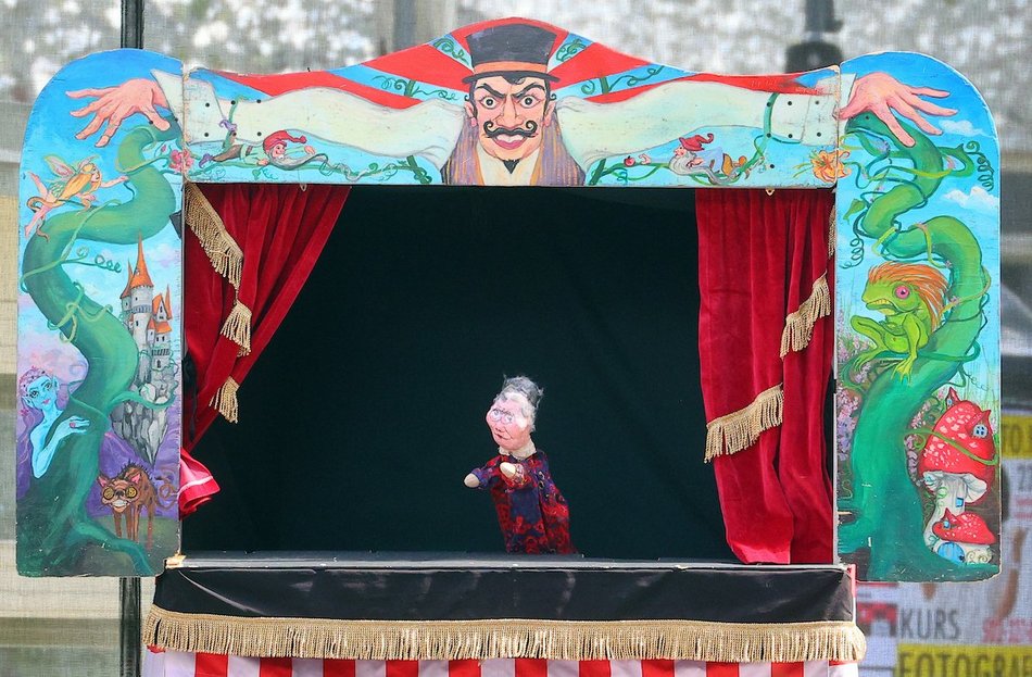 Łódź. Baśniowa Piotrkowska w Łodzi. Teatr Barnaby zachwycił najmłodszych widzów