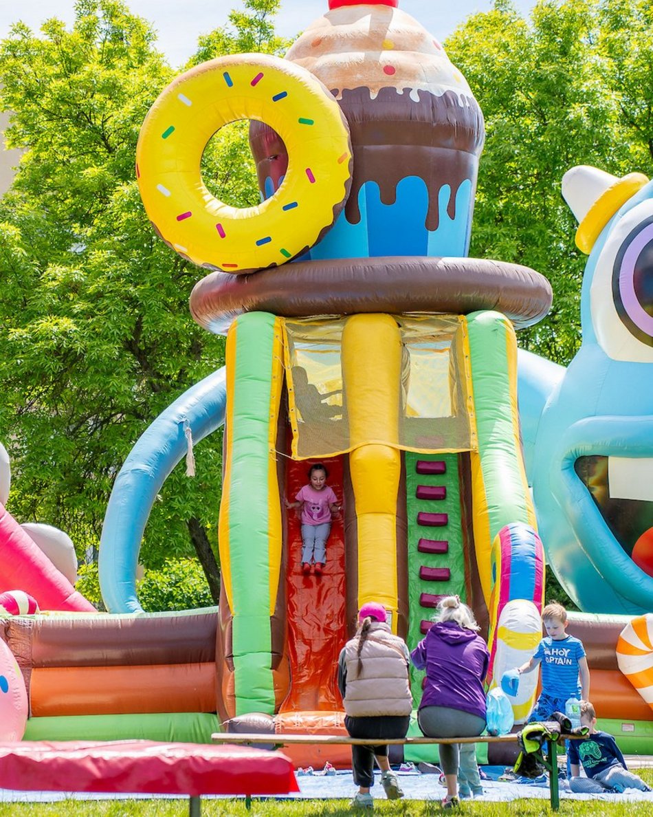 Łódź. Miasteczko dmuchańców w parku Podolskim. Najlepsza zabawa dla dzieci