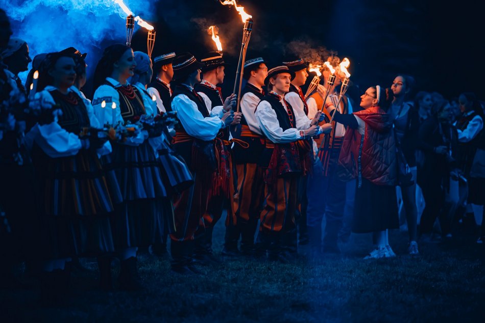 Łódź. Noc Świętojańska w Ogrodzie Botanicznym w Łodzi. Magia światła, natury i folkloru