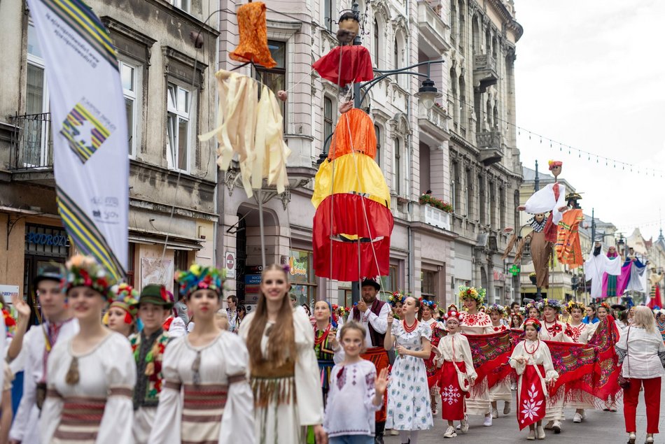 ludzie w strojach folkowych na ulicy