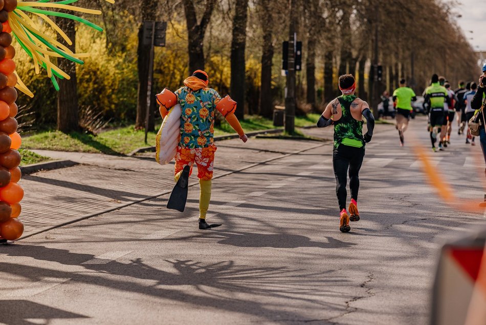 Strefa kibica Aquaparku Fala na DOZ Maraton Łódź 2025. Zobacz, jak łodzianie dopingowali biegaczy!