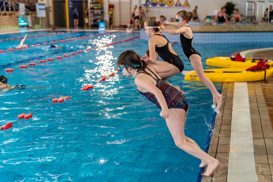 Łódź. Ferie 2025 w Łodzi. Aquapark Fala z niezwykłą ofertą. Nauka pływania, nurkowanie i kajakarstwo