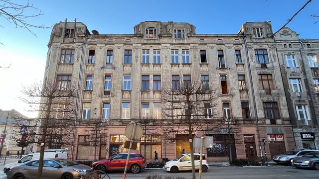 Narożna kamienica przy Gdańskiej pięknieje. Ruina stanie się perełką [ZDJĘCIA]