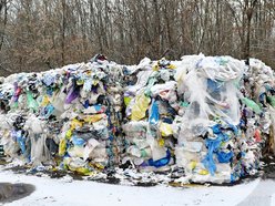 Nie wyrzucaj, pomagaj! Gdzie w Łodzi oddać ciepłą odzież dla potrzebujących?