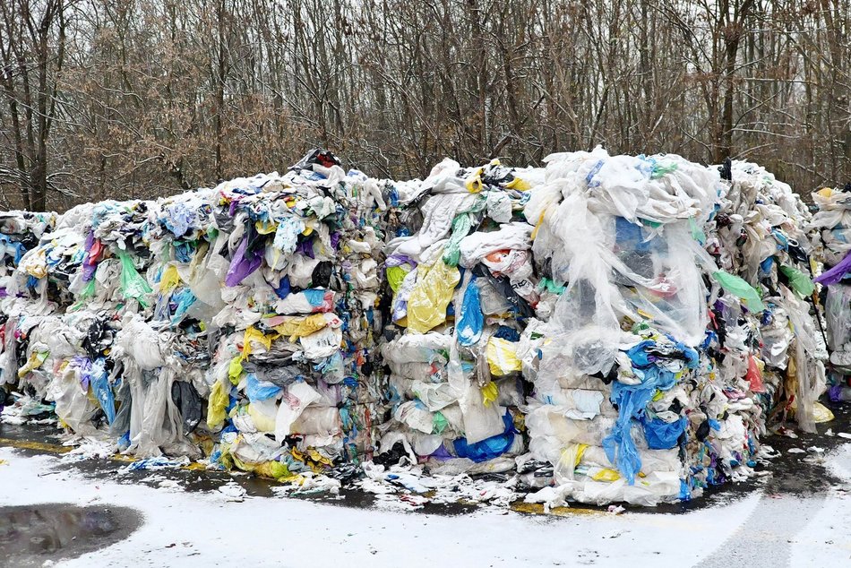 Nie wyrzucaj, pomagaj! Gdzie w Łodzi oddać ciepłą odzież dla potrzebujących?