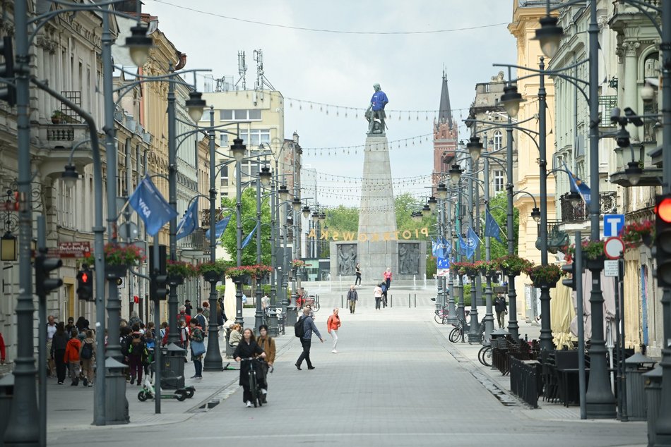 Łódź. Piotrkowska w pełnym rozkwicie! Tysiące kwiatów zdobią centrum Łodzi