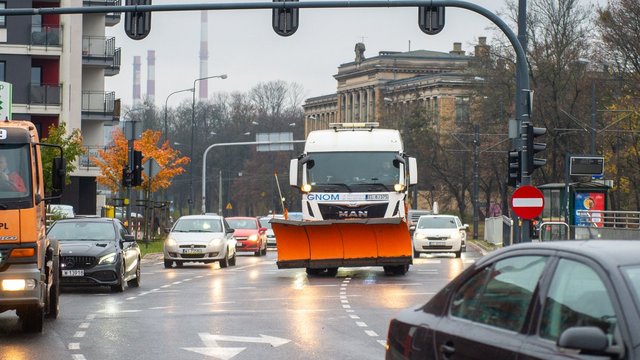 Akcja „Zima" na ulicach Łodzi trwa. Aż 85 pługopiaskarek na drogach [SZCZEGÓŁY]