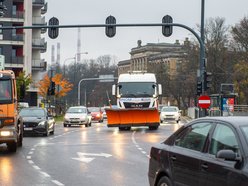 Łódź. Akcja zimna na ulicach Łodzi trwa. Aż 85 pługopiaskarek na drogach