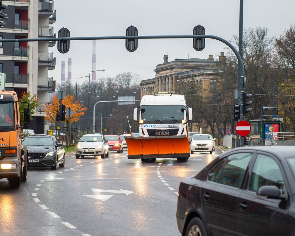 Łódź. Akcja zimna na ulicach Łodzi trwa. Aż 85 pługopiaskarek na drogach