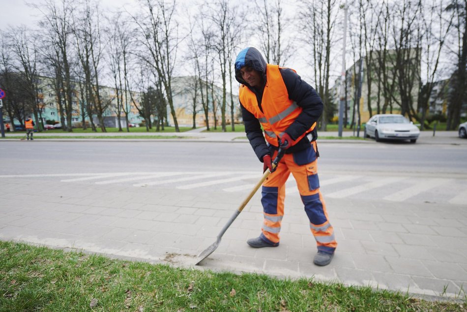 Łódź. Wielka akcja sprzątania w Łodzi nie zwalnia tempa! To przede wszystkim ciężka praca ludzi
