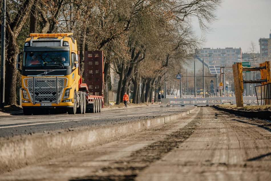 Remont Broniewskiego w Łodzi ruszył pełną parą. Drogowcy pracują nad nowym torowiskiem