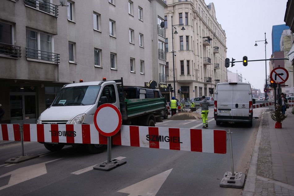 Łódź. Remont skrzyżowania Nawrot i Sienkiewicza w Łodzi. Drogowcy naprawiają jezdnię