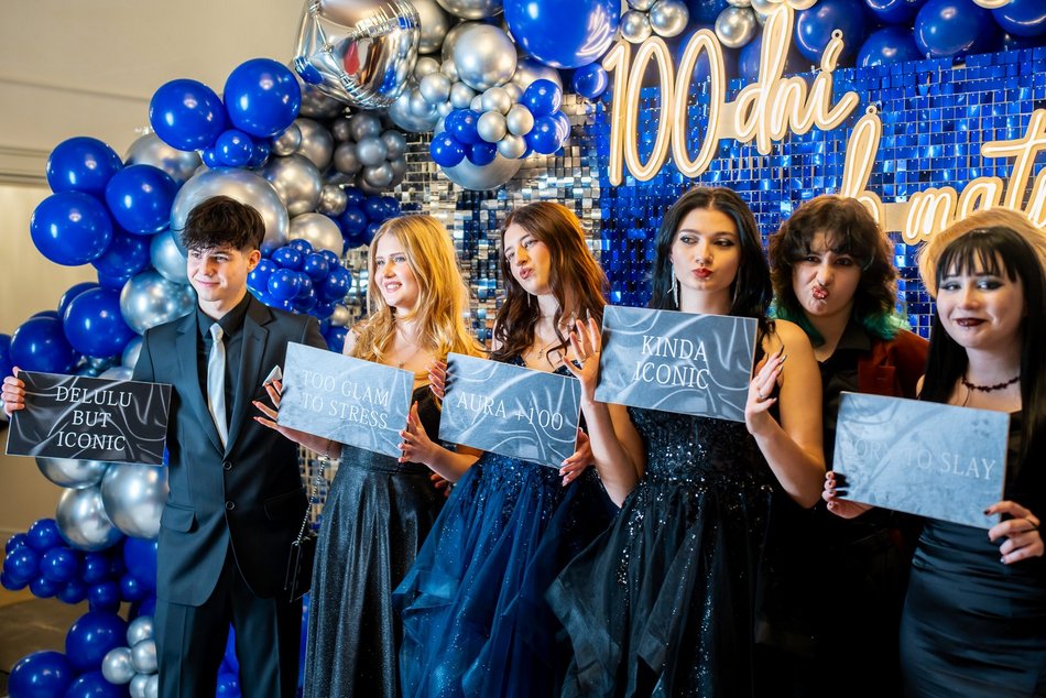 Łódź. Studniówka IV LO w Łodzi. Kreacje, które zapierały dech i radość na twarzach młodzieży