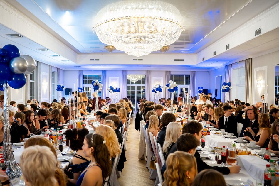 Łódź. Studniówka IV LO w Łodzi. Kreacje, które zapierały dech i radość na twarzach młodzieży