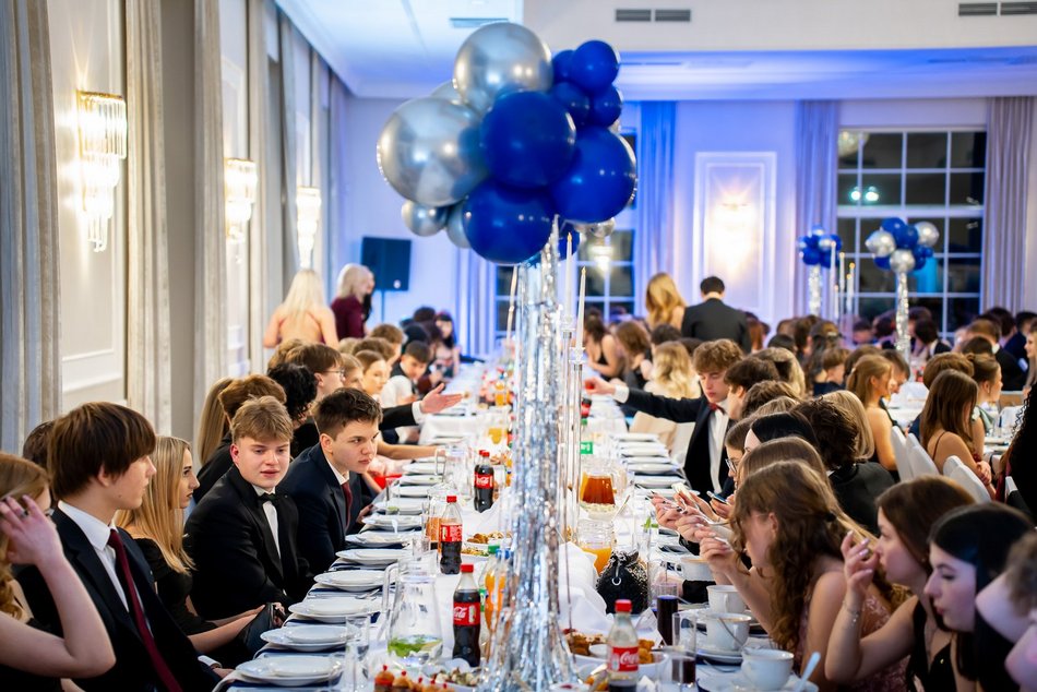 Łódź. Studniówka IV LO w Łodzi. Kreacje, które zapierały dech i radość na twarzach młodzieży