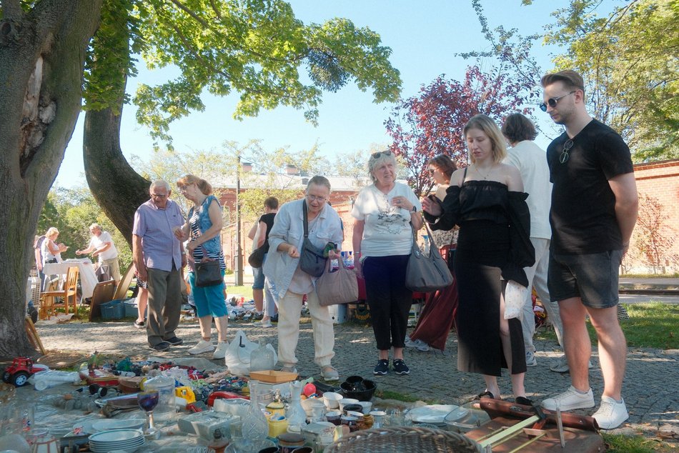 Łódź. Targ Staroci na Księżym Młynie w Łodzi. Unikatowe przedmioty, ceramika, biżuteria i tłumy łodzian