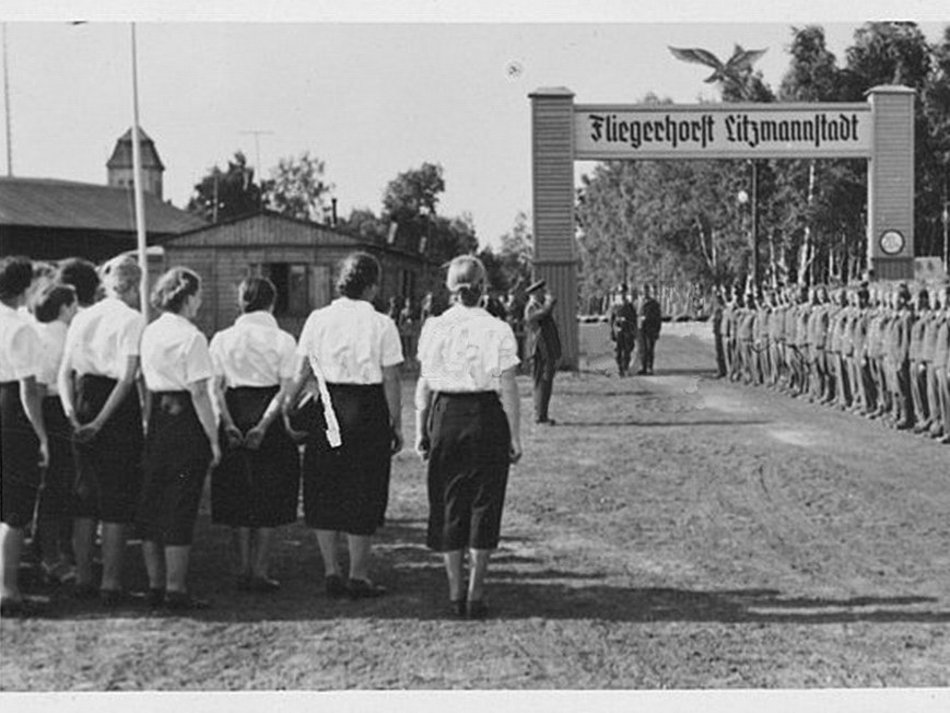 [Translate to Ukraiński:] Brama wjazdowa na lotnisko w Łodzi (wówczas Fliegerhorst Litzmannstadt) podczas okupacji - lata 1940-1941