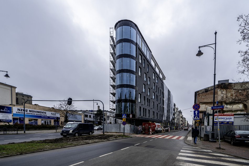 Apartamentowiec New Iron u zbiegu ulic Struga i Wólczańskiej