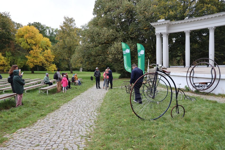 Pokaz rowerowy w parku Julianowskim