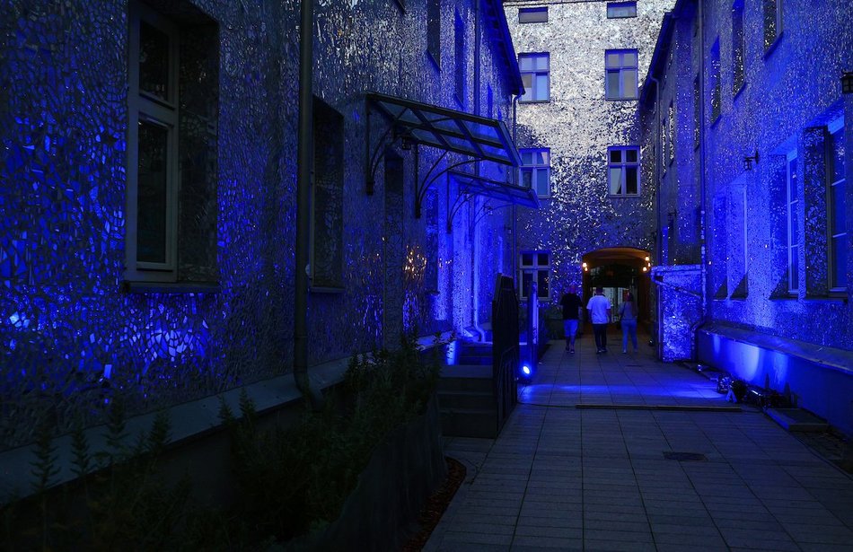 Łódź. Pasaż Róży w Łodzi cały na niebiesko! Łodzianie wspierają lot Sławosza Uznańskiego-Wiśniewskiego