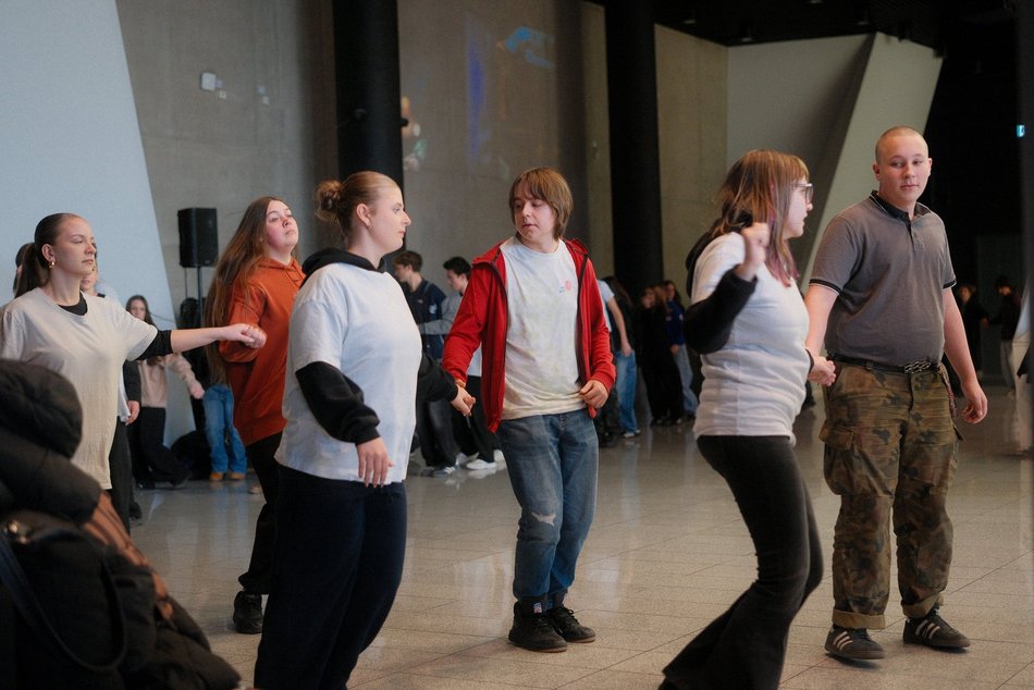 Łódź. Licealiści z Łodzi zatańczyli Belgijkę! Wielkie świętowanie Międzynarodowego Dnia Licealisty