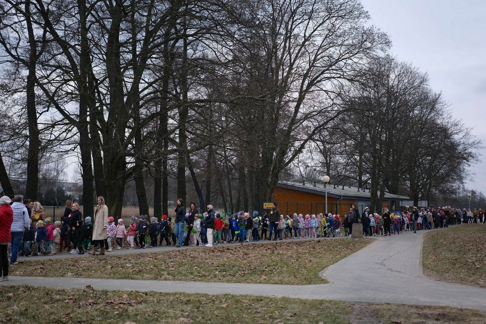 Topienie marzanny na Stawach Jana w Łodzi. Kolorowy korowód pożegnał zimę!