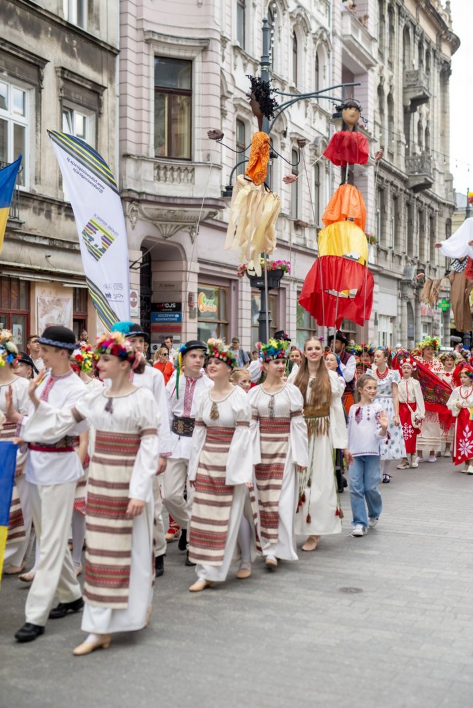 ludzie w strojach folkowych na ulicy