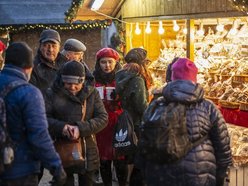 Weekend na Jarmarku Bożonarodzeniowym na Piotrkowskiej. Przewidziano masę atrakcji! [HARMONOGRAM]