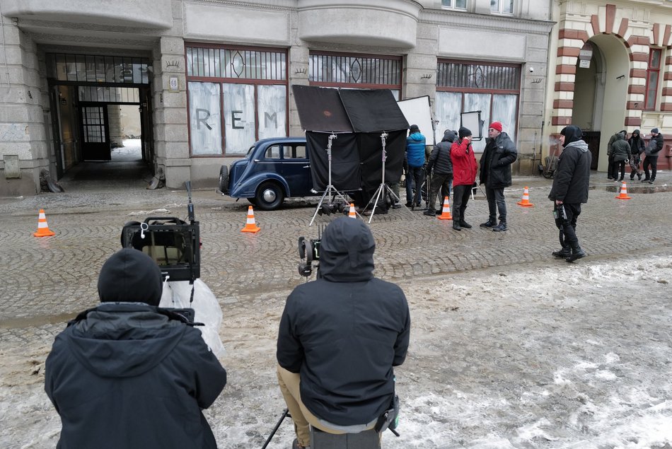 Kinga Dębska kręci historyczny film w Łodzi. Zobacz ekipę filmowców na Tuwima i Kilińskiego